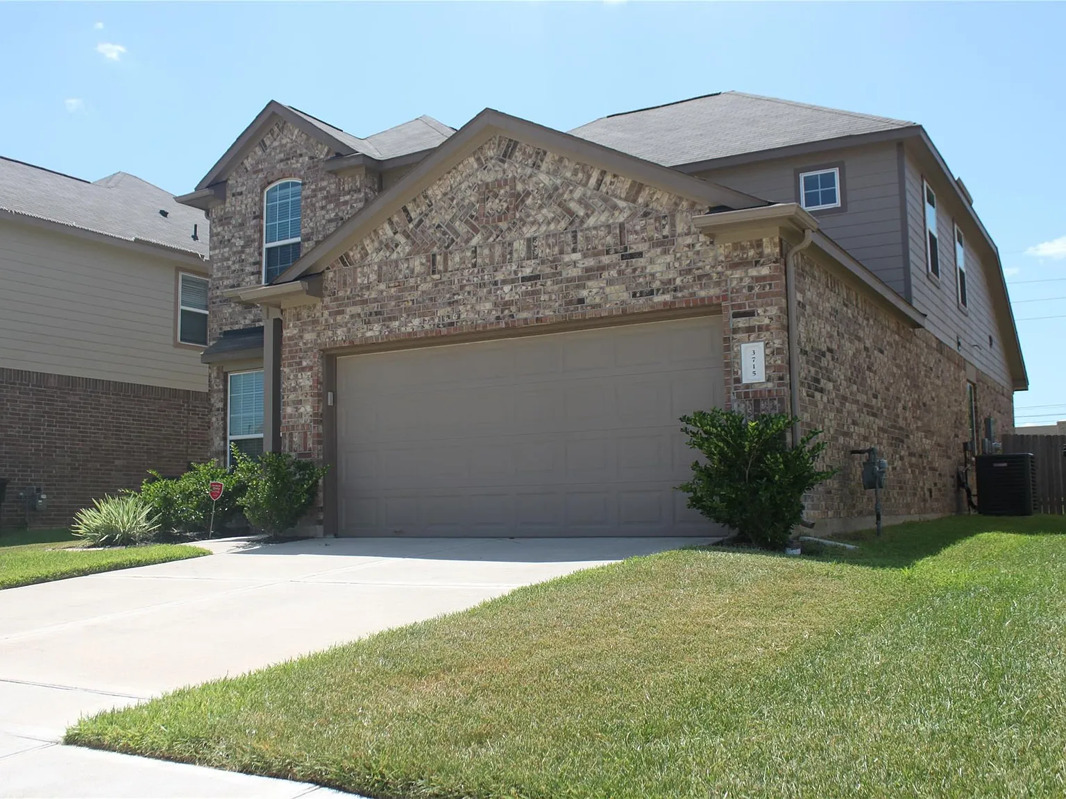 3 bed, 2.5 bath, 2750 sqft, $2,150 — Photo 2