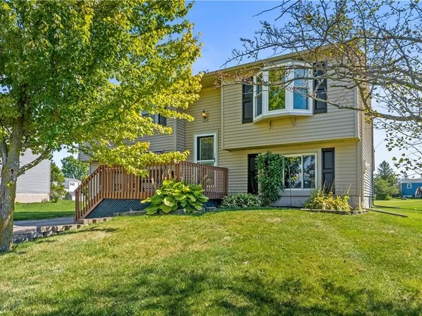 1601 Flaxen Dr, Farmington, NY 14425