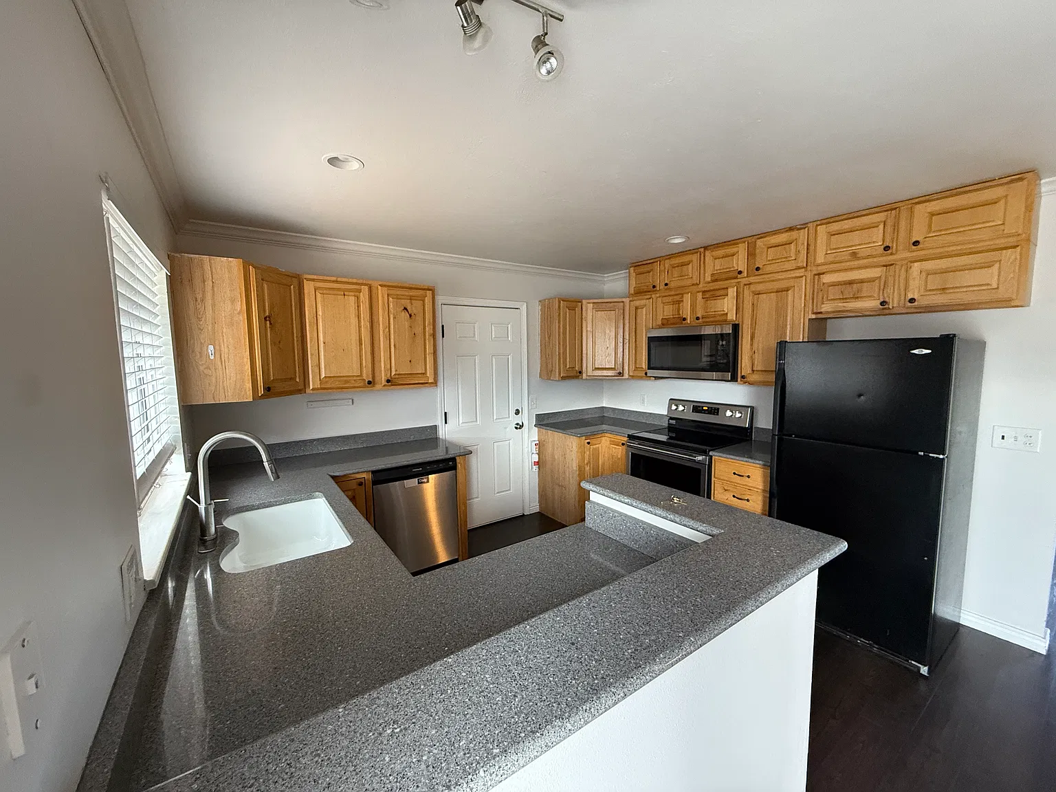 100 W Beacon Hill Dr — Photo 2