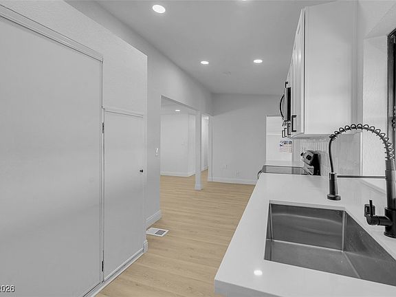 4th image of 1141 W Chipmunk Rd