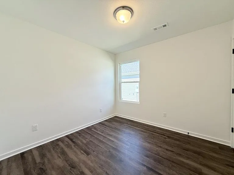 211 S Eagle Ln — Photo 4
