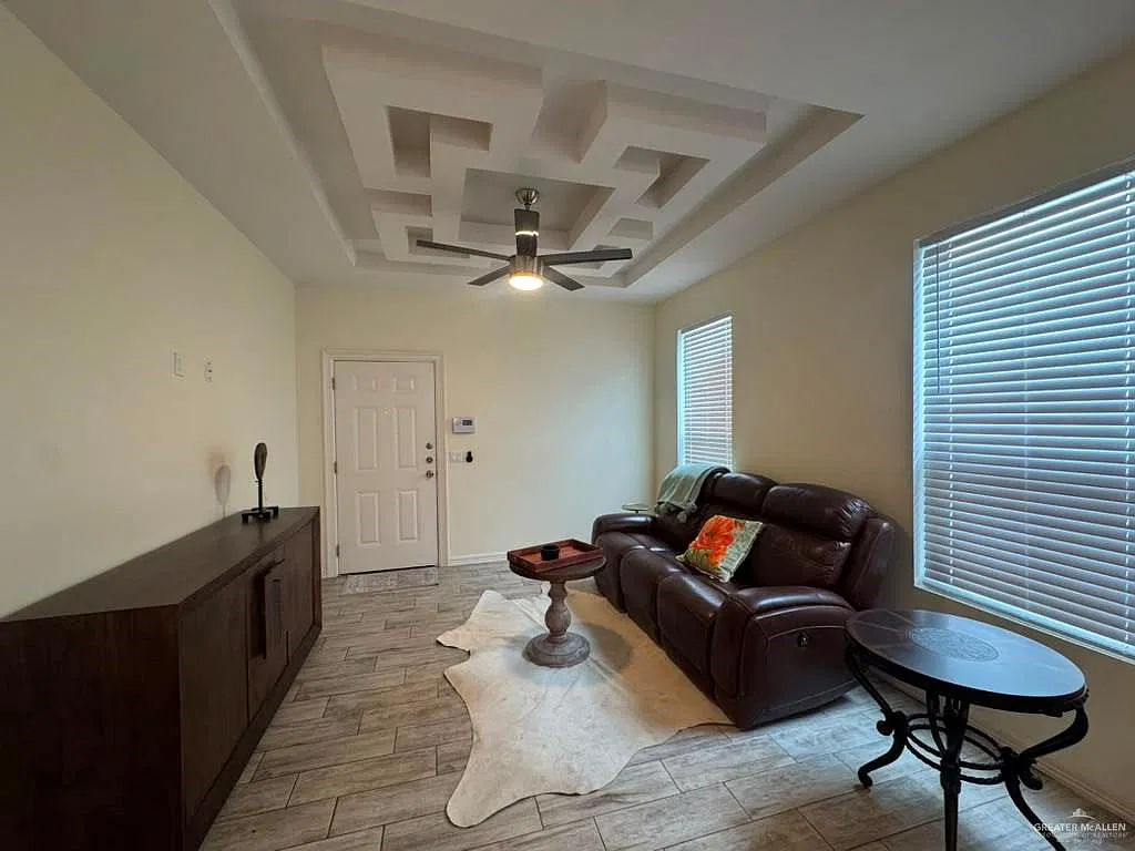 3 bed, 2.0 bath, 943 sqft, $1,100 — Photo 2