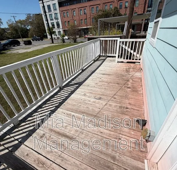319 W 31st St — Photo 11