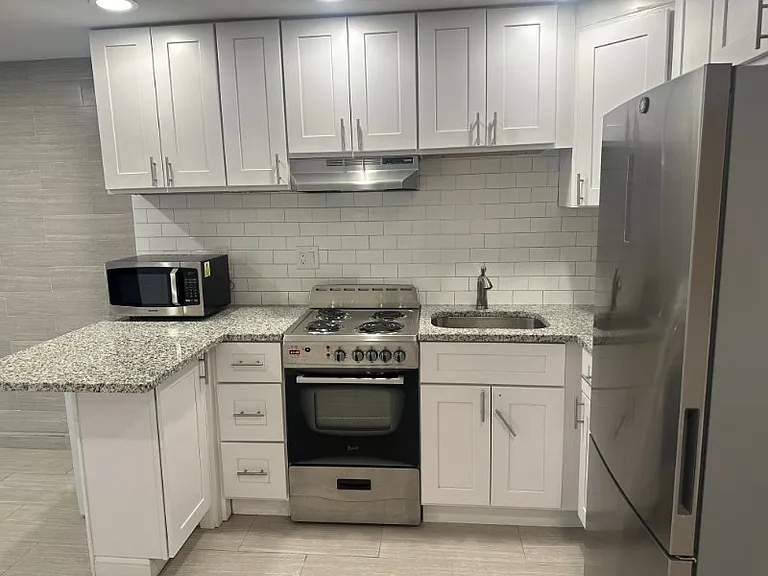 330 E St SE — Photo 13