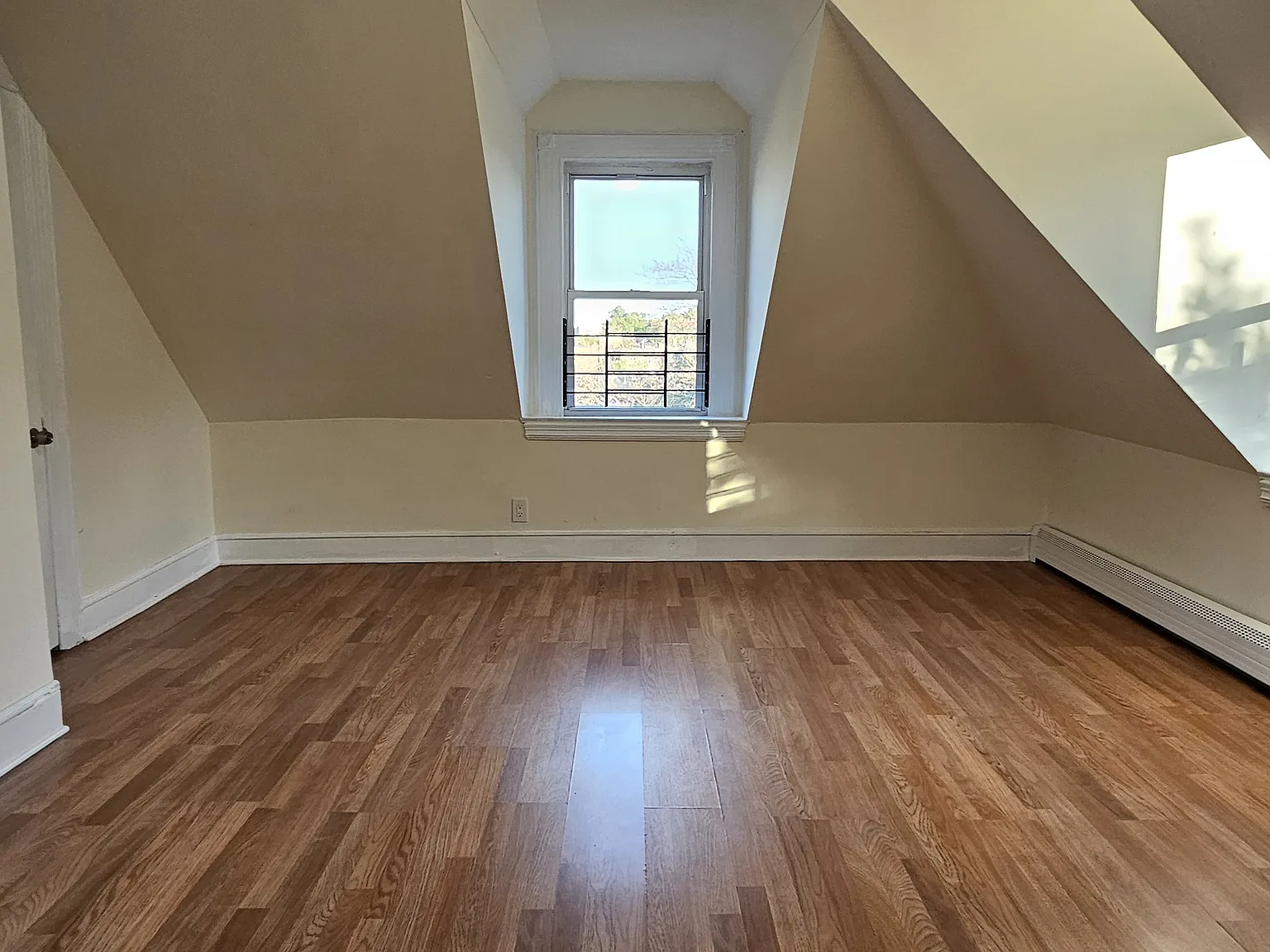 3 bed, 890 sqft, $2,650 — Photo 1