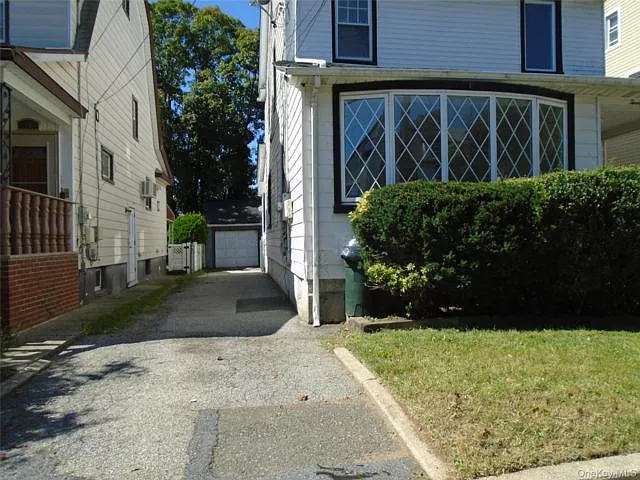 3 bed, 1.0 bath, 800 sqft, $3,500 — Photo 3