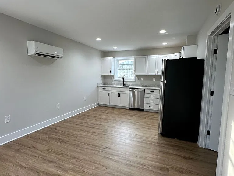 404 Phillips Aly — Photo 10