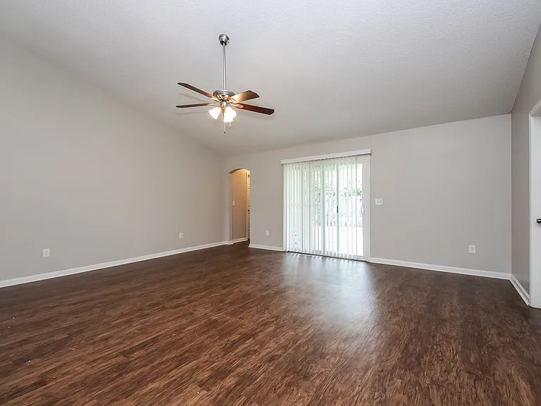 3230 Chantilly Ct — Photo 2