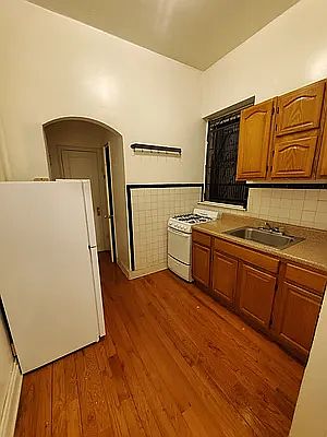 5th image of 605 E 11th St APT C
