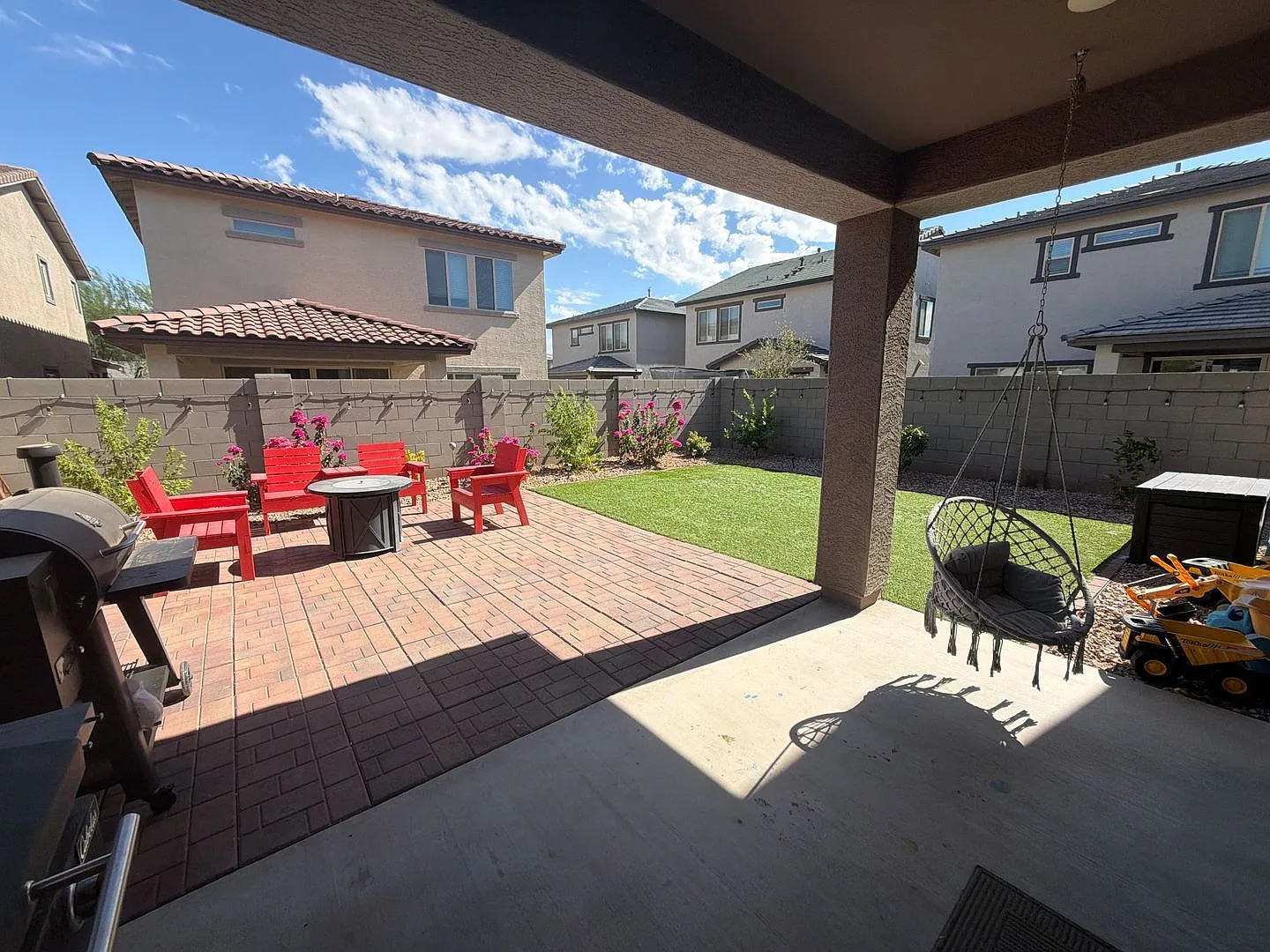 3 bed, 3.0 bath, 1819 sqft, $2,400 — Photo 1