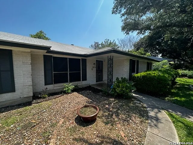 525 Tidecrest Dr — Photo 2