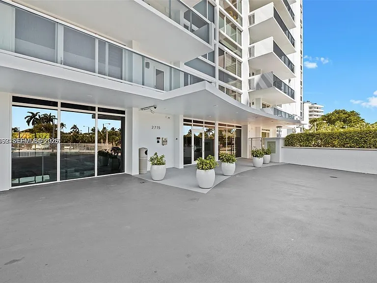 2715 N Ocean Blvd #2E — Photo 4