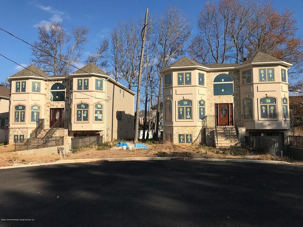 7 Tucci Ct, Staten Island, New York 10307 là một ngôi nhà hiện đại và rất đẹp, được thiết kế với hệ thống nội thất sang trọng và tiện nghi. Với gần 400m2 diện tích, ngôi nhà này rất phù hợp cho những ai muốn cư trú tại đây. Hãy xem những hình ảnh đẹp mắt này và khám phá không gian sống tuyệt vời tại đây.