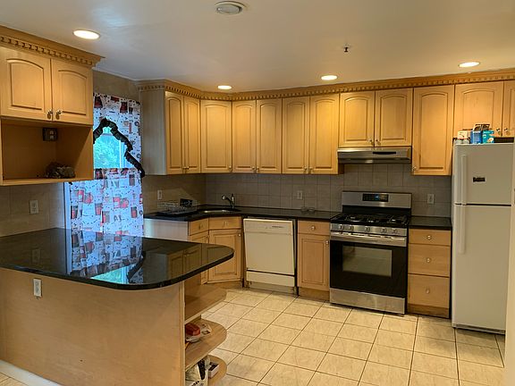 5th image of 495 Ashford Ave #1A