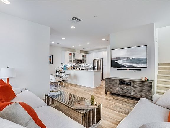 4th image of 874 Seville Ln