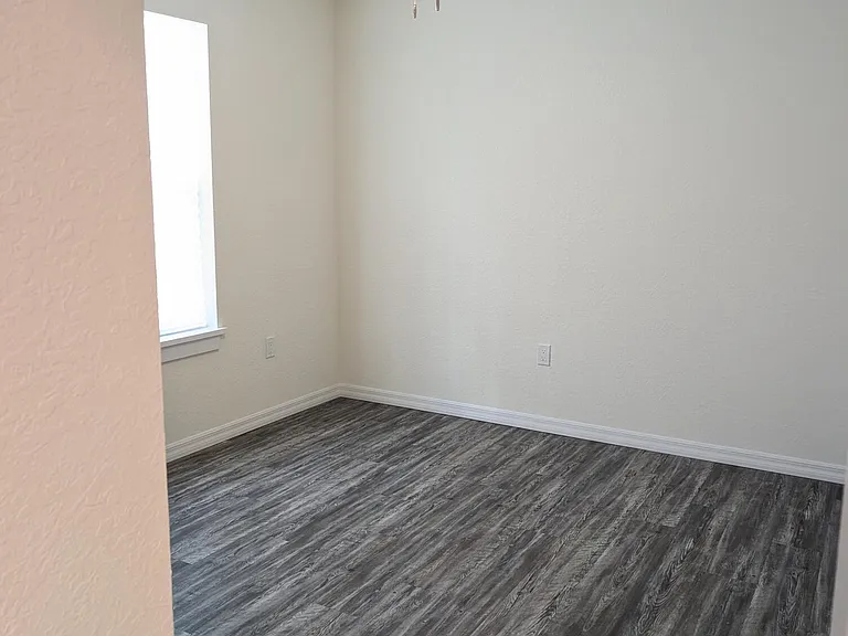 819 NE 10th St #1 — Photo 2