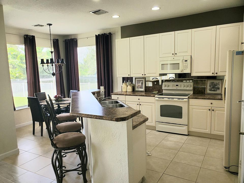 Kitchen open to dinette area __
