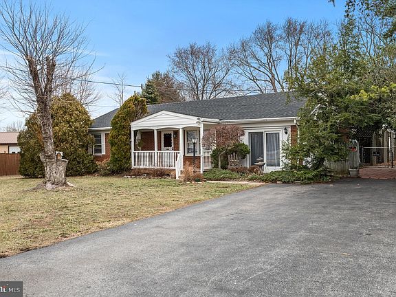4th image of 210 Massie Dr