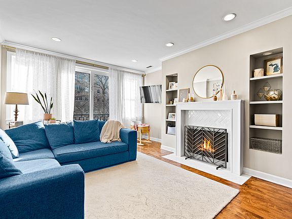 2nd image of 846 W Aldine Ave #1