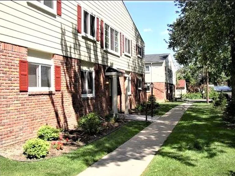 739 W Maple Rd — Photo 1