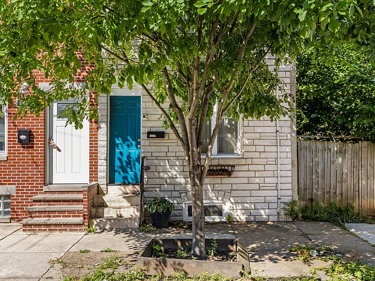 2426 E Indiana Ave — Photo 29
