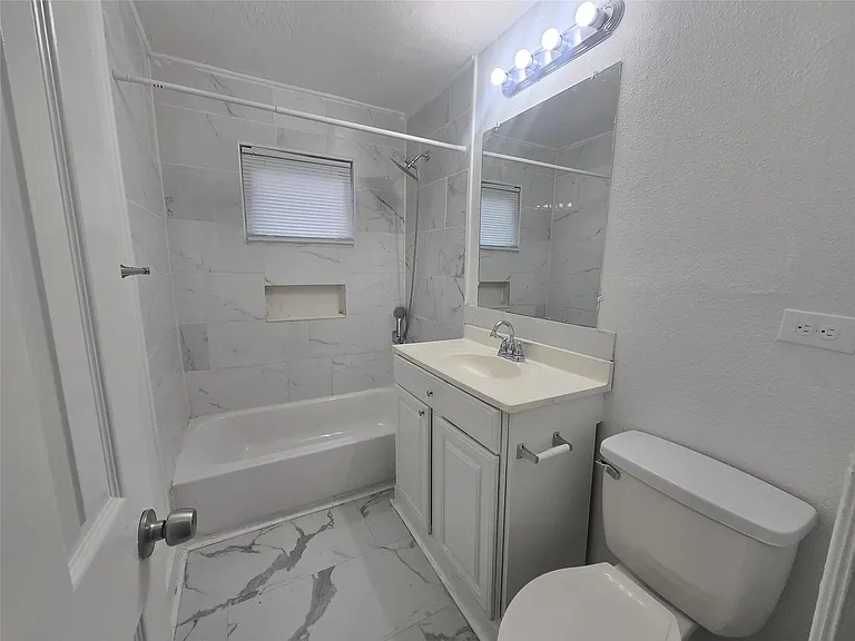 918 Winnie St #101 — Photo 7