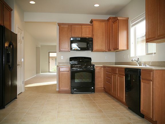Kitchen (includes appliances!)