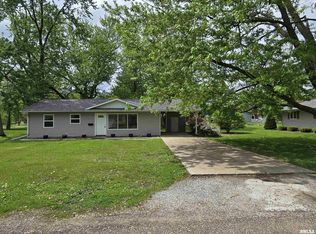 104 Parkway Dr, Carthage, IL 62321