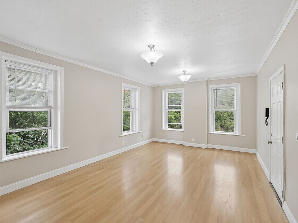1st image of 20 Eden St APT 3