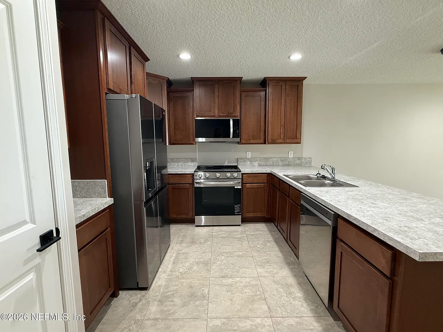 2 bed, 2.5 bath, 1652 sqft, $1,700 — Photo 3