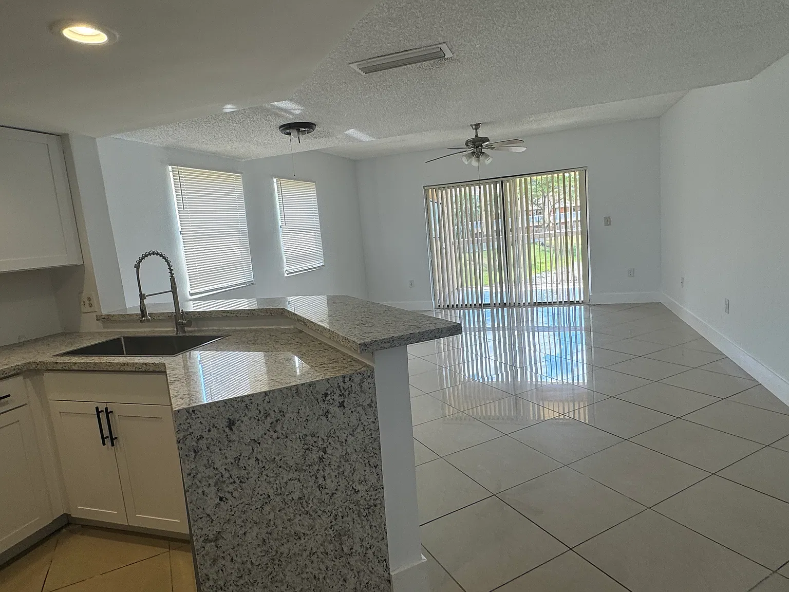 2 bed, 1032 sqft, $2,100 — Photo 3