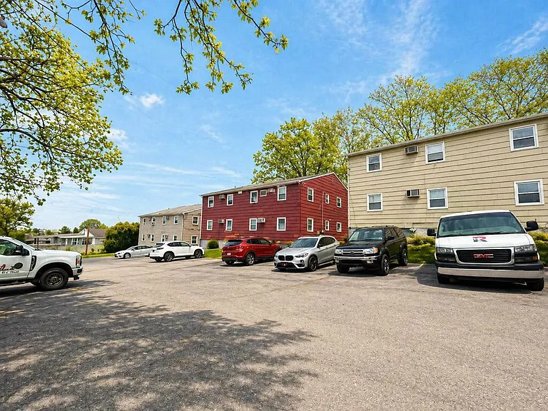 Oaks Apartments — Photo 8