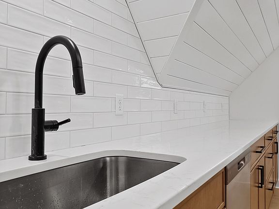 4th image of 421 E 8th St APT 2