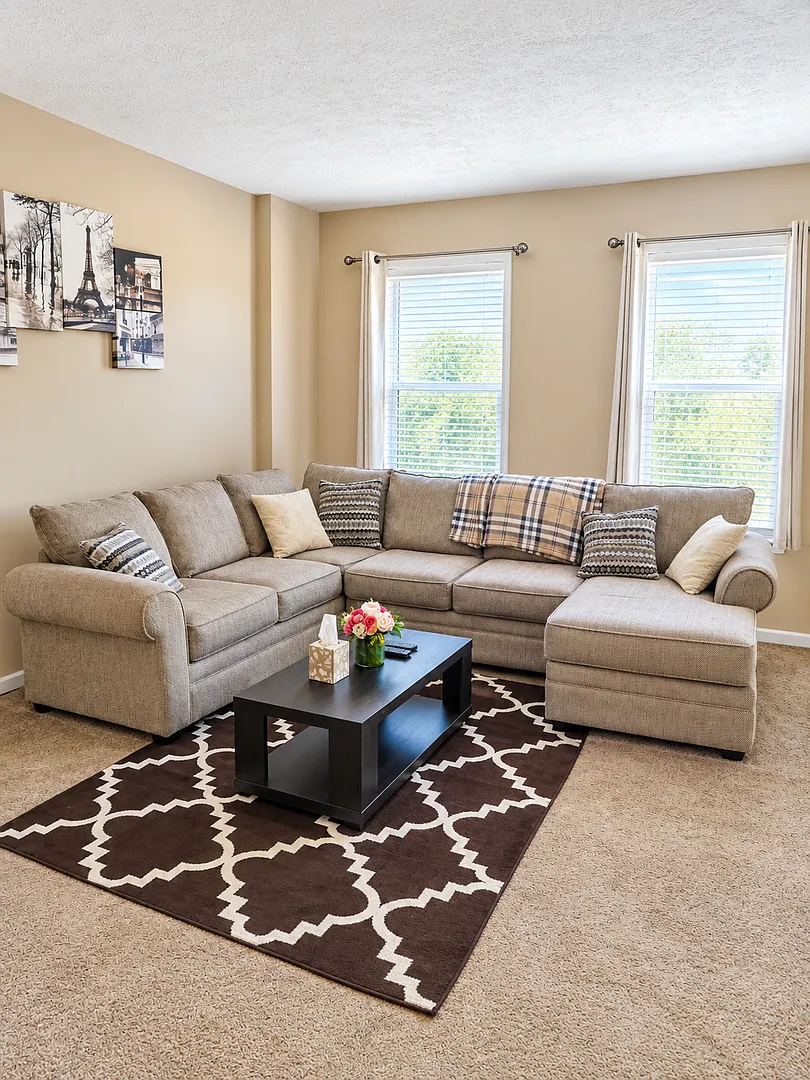 Spacious 4 Bedroom Townhome with 2-Car Garage and Deck — Photo 2