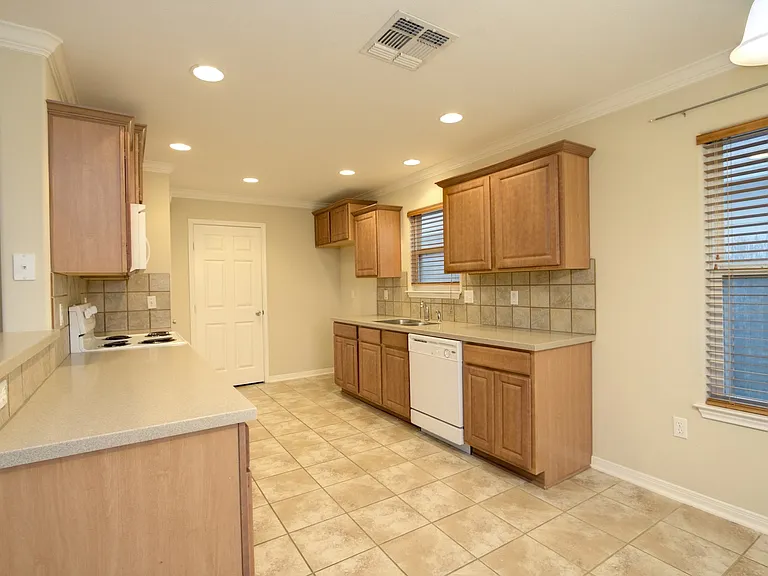 2201 Abeto Dr — Photo 2