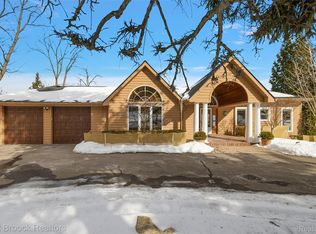 2797 Orchard Pl, Orchard Lake, MI 48324