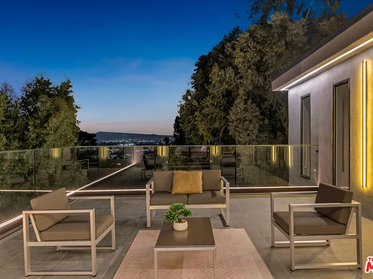 7966 Mulholland Dr — Photo 60