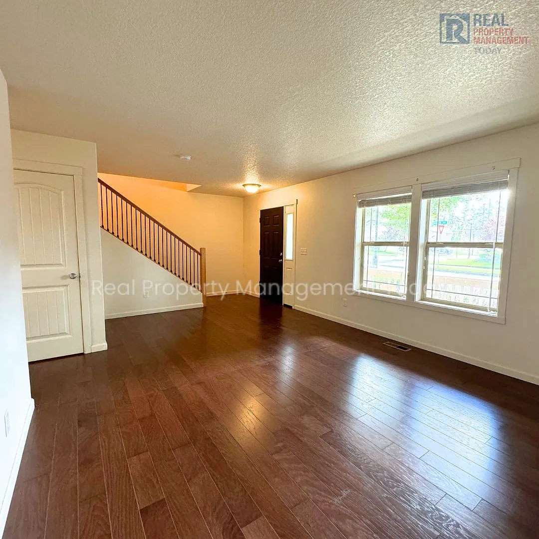 Spacious 3-Bedroom Lacey Town-Home with Garage, Patio & Vaulted Primary Suite — Photo 4