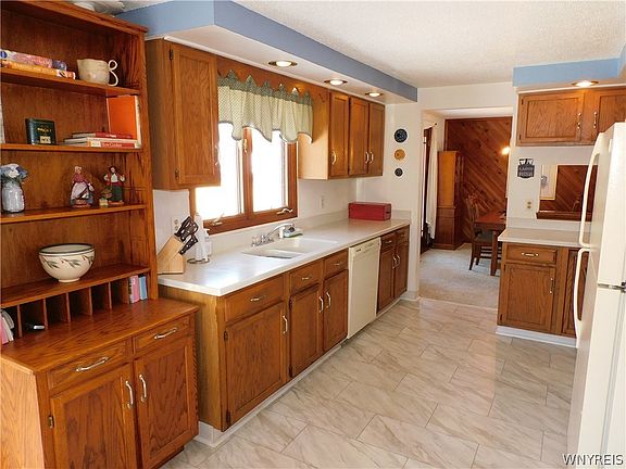 3rd image of 301 Bramblewood Ln
