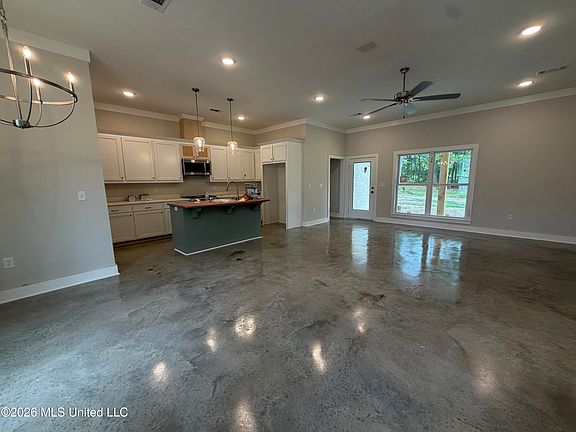 2nd image of 196 Lake Harbor Rd