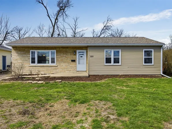 202 6th Ave, Hiawatha, IA 52233