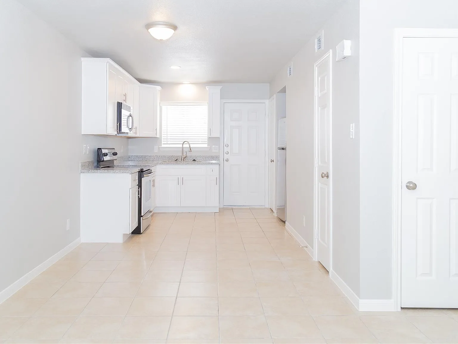 2 bed, 1.5 bath, 20916 sqft, $1,100 — Photo 2