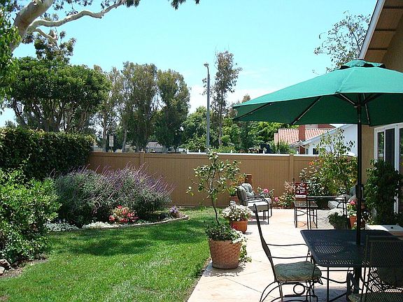 Backyard facing cul d'sac