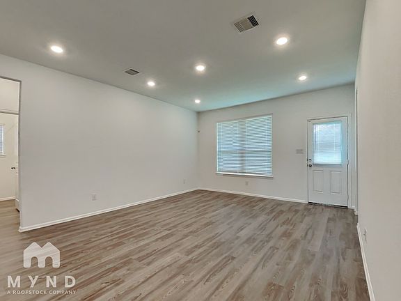 4th image of 501 Pecan Landing Ln