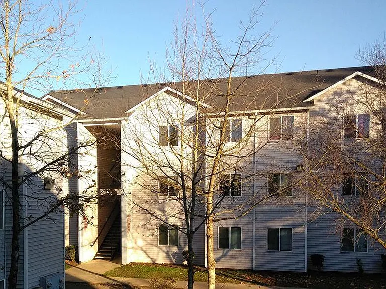 Foster Plaza Apartments — Photo 24