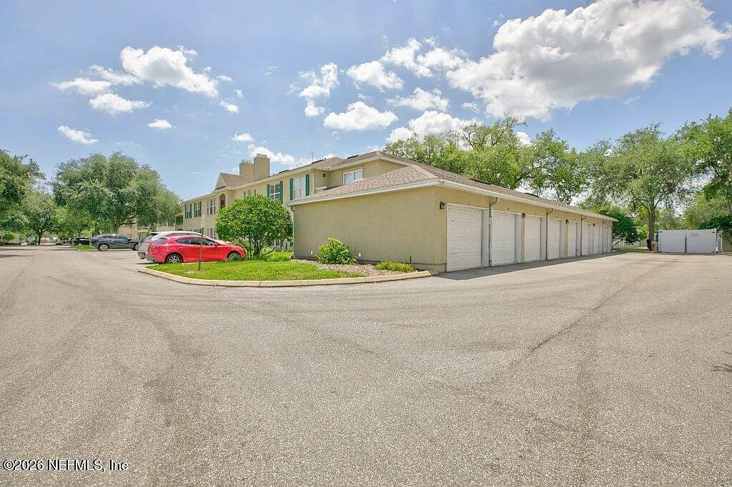 3 bed, 2.0 bath, 1500 sqft, $2,200 — Photo 3