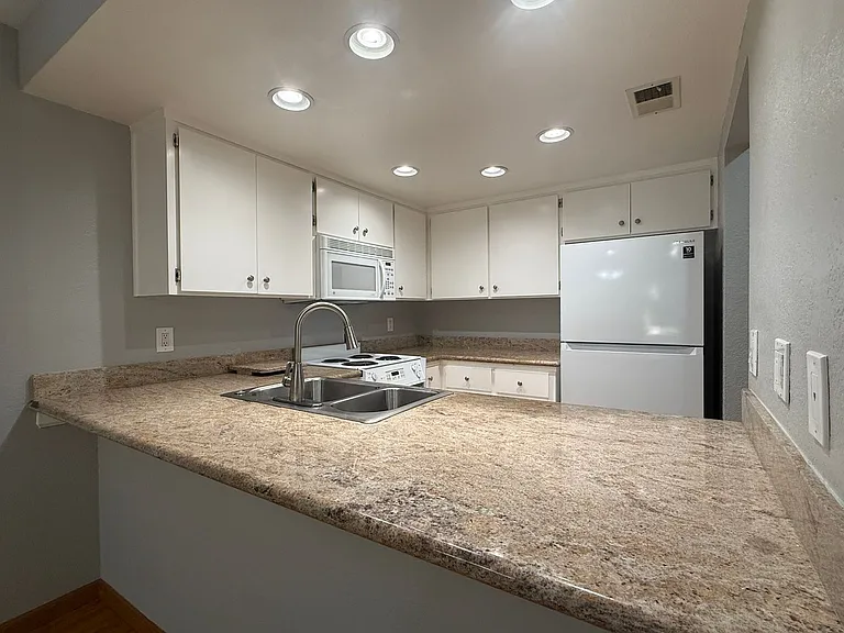 666 W Sunnyoaks Ave — Photo 2