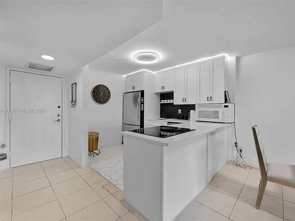 400 Leslie Dr #605