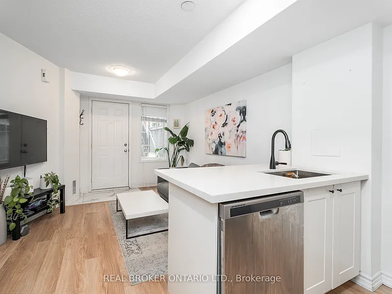 11 Niagara St W #32 — Photo 20