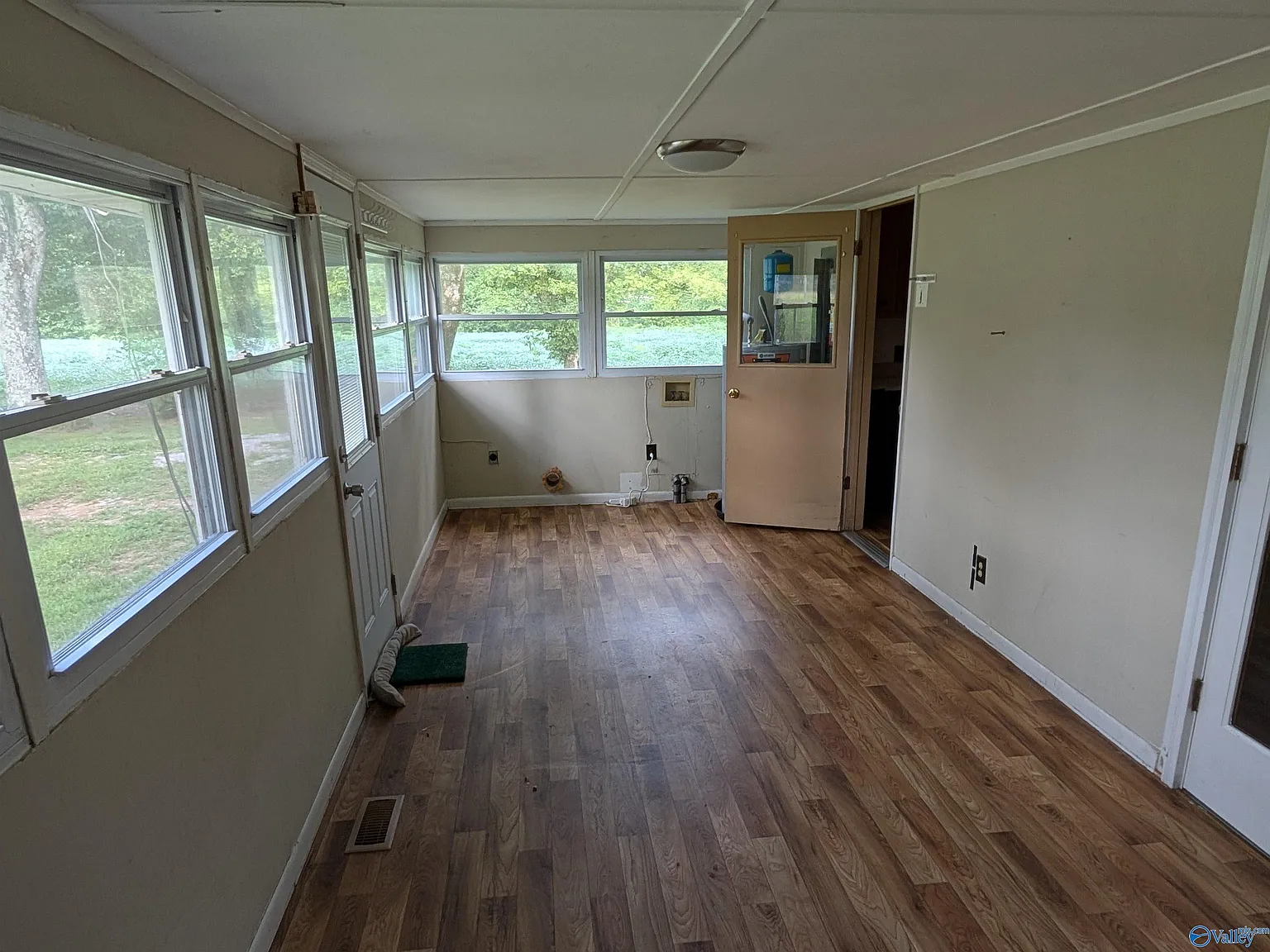 3 bed, 1.0 bath, 1500 sqft, $1,200 — Photo 3